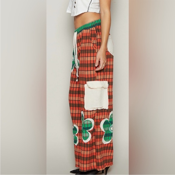 POL Designed in wide pants in woven print w/ outseam, flower patchwork. - Picture 4 of 5
